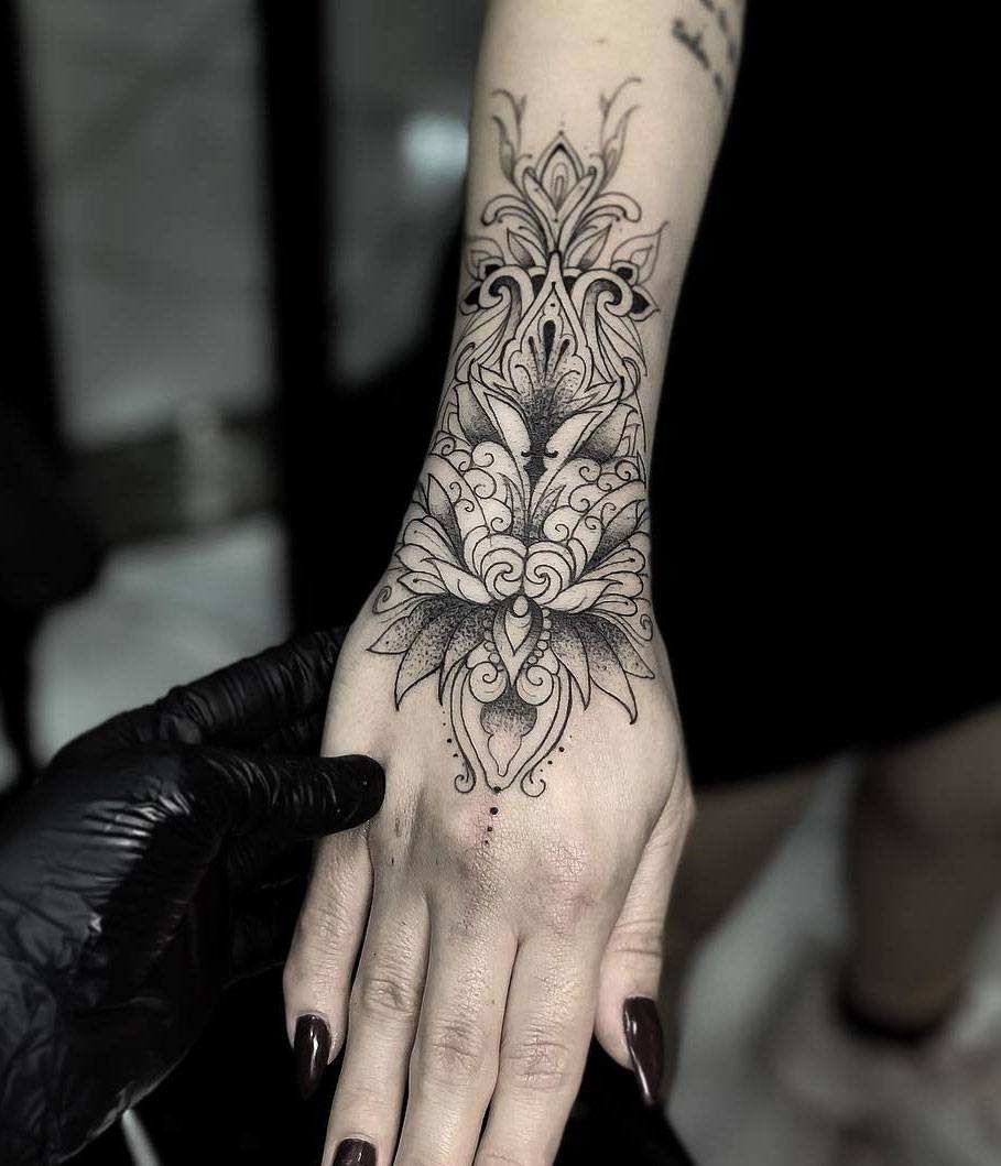 Mandala prydnad tatuering handleden tatuering design kvinna små tatuering motiv