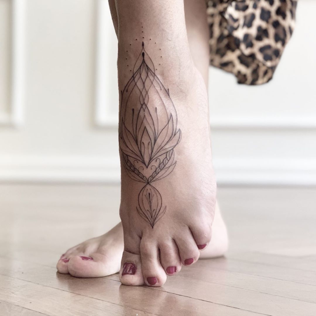 Fot tatuering kvinna liten smärta tatuering motor med mening mandala tatuering
