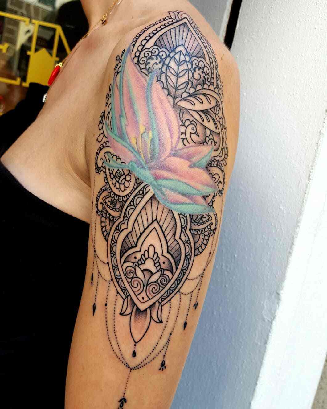 Axel prydnad tatuering lotus blomma mandala tatuering kvinna tatuering design