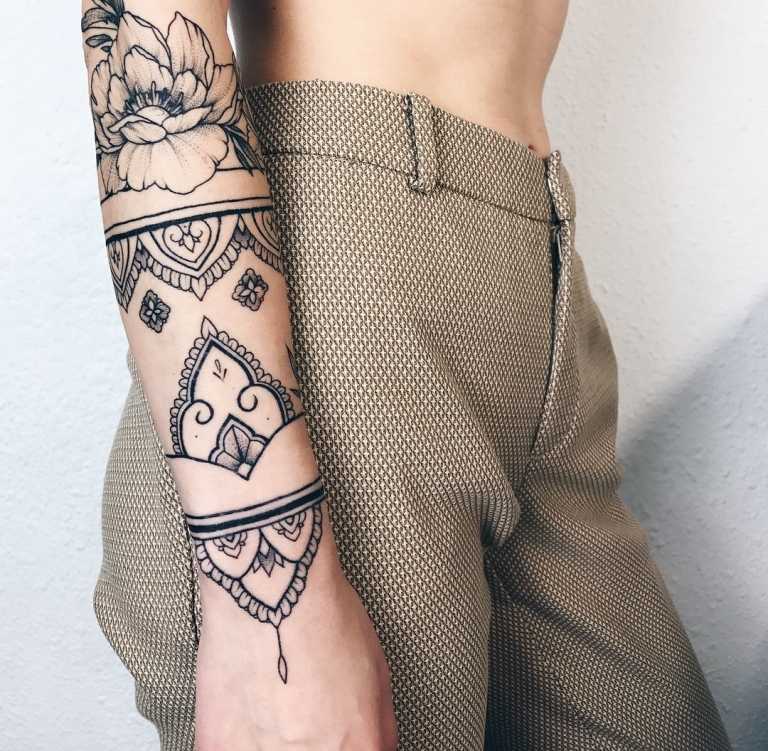 Tatueringsprydnader som betyder kvinnor tatuering arm tatuering design mandala