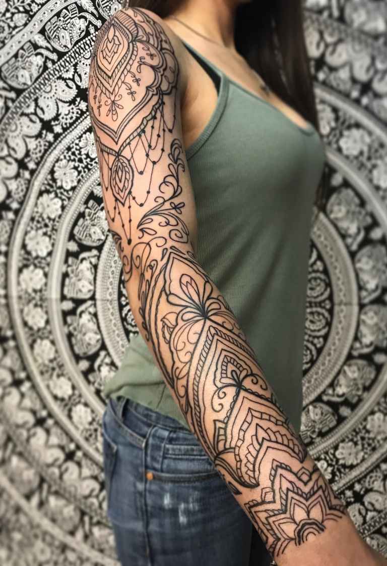 Tatuerad kvinna mandala tatuering som betyder tatuering design överarm
