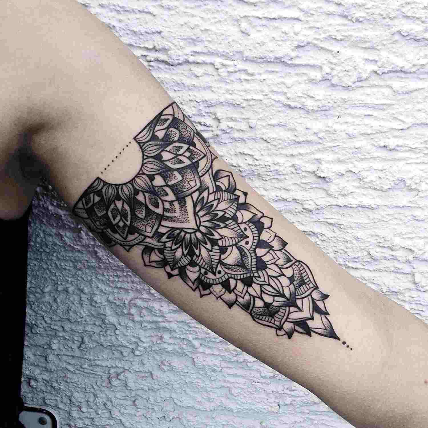 Tatuering design kvinna små tatuering stilar tatuering trender mandala mening