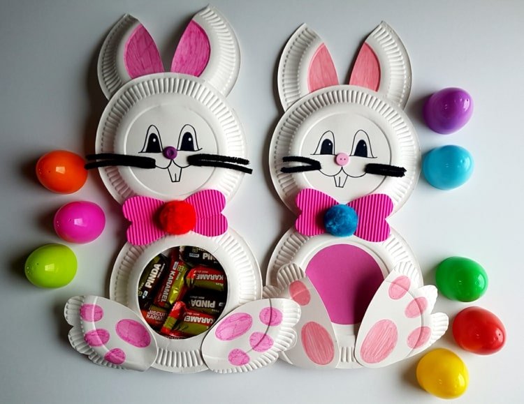 Hantverk för barn i påsk - Enkla instruktioner för kaniner från papperstallrikar