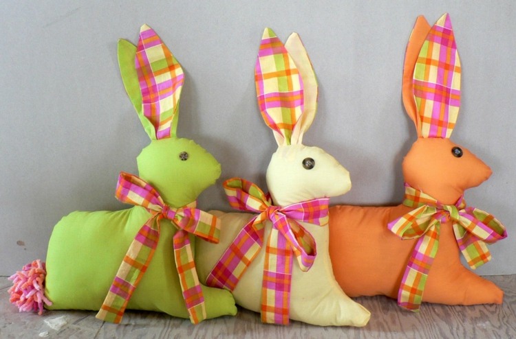 Påsk-tinker-textil-kaniner-idé-rutigt-mönster-knapp-ögon