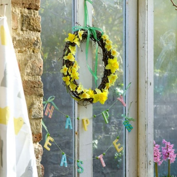 fönster dekoration blomma krans gula blommor idéer påsk våren