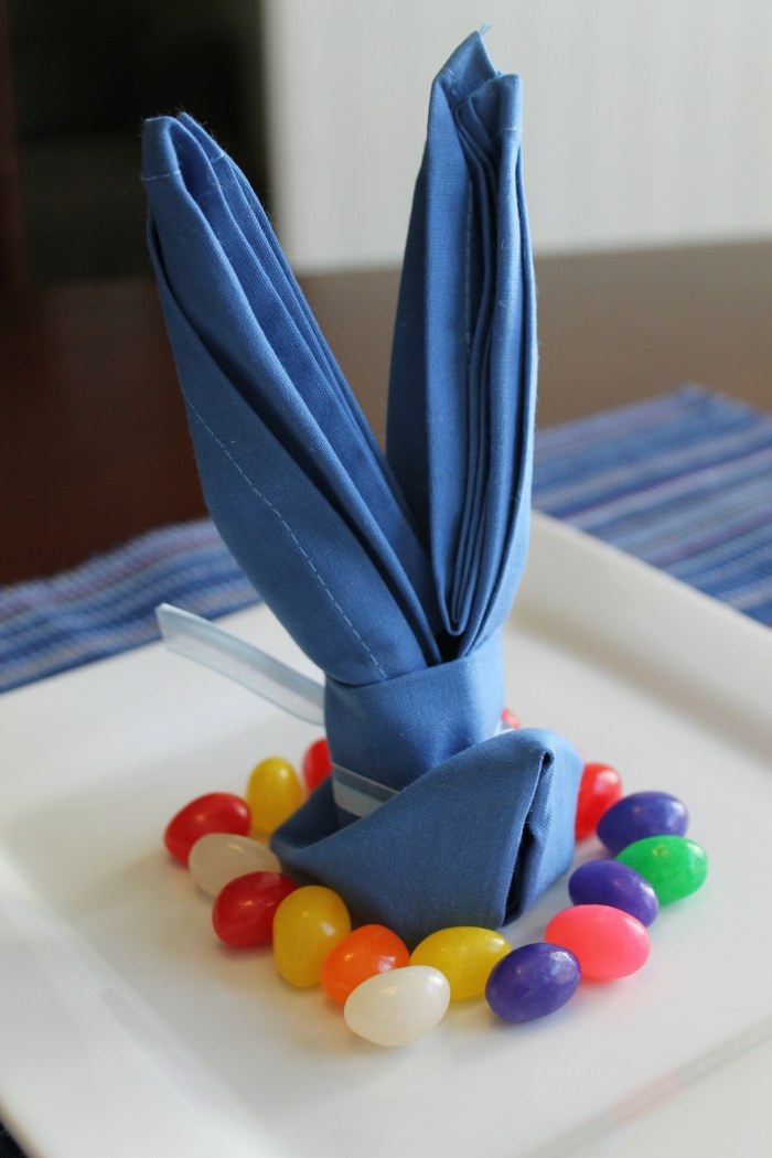 servett blå påskharen bordsdekoration godispapper