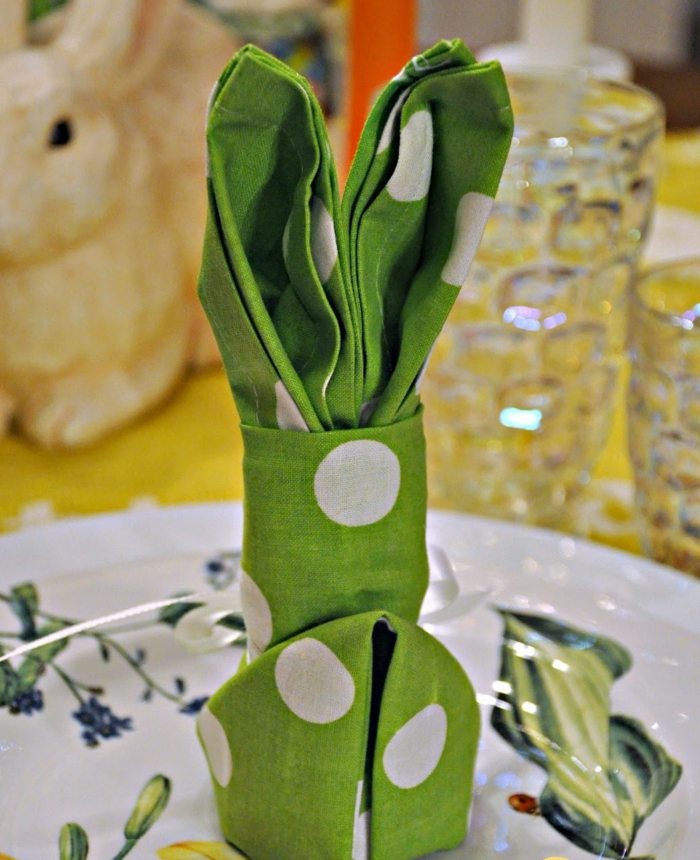 2 påskservetter vika gröna prickar kanin dekoration bord