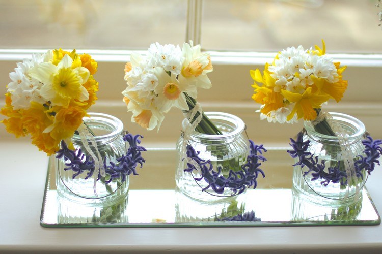 Påskborddekoration påsklilja-bukett-lila-hyacint-kransar-ljusglas