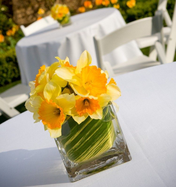 påsk-bord-dekoration-påskliljor-blomma-svamp-fyrkantig-glas-vas