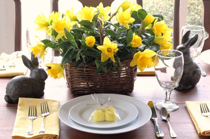 bordsdekoration påsk påskliljor gula korg kaniner figurer