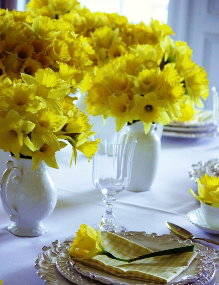 Påskbord dekorera påskliljor bukett gul tallrik våren