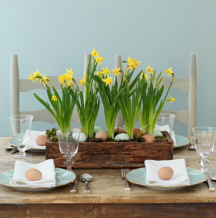 påskliljor mittpunkt bord påskägg blomma låda dekoration idé