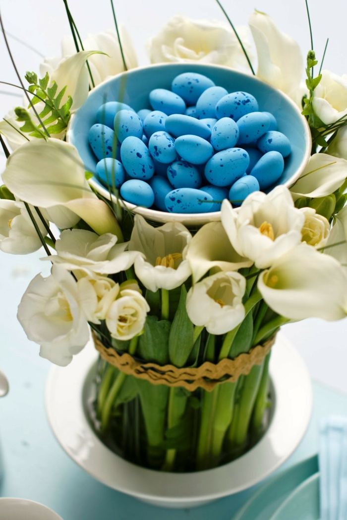 snittblommor påsk dekoration tulpaner vita skalägg blå