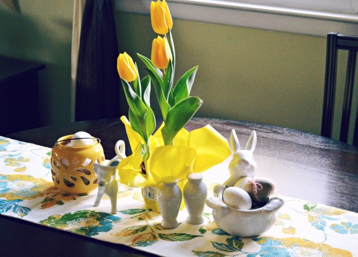 bordsdekoration påsk tulpaner gul kanin ljusstake bordsduk ägg