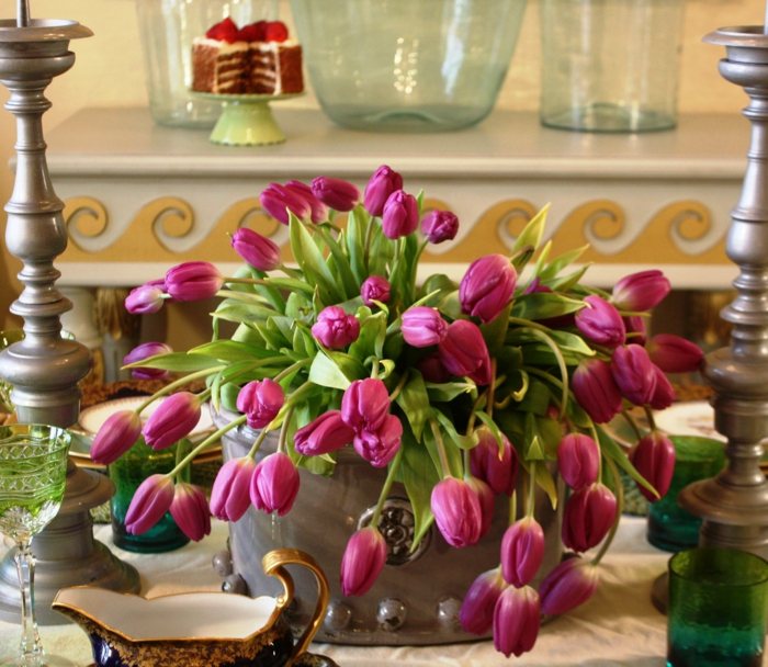 påskborddekoration av vårblommor tulpaner rosa rosa vas