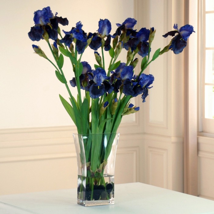 iris bukett blå vas glas vår dekoration idé