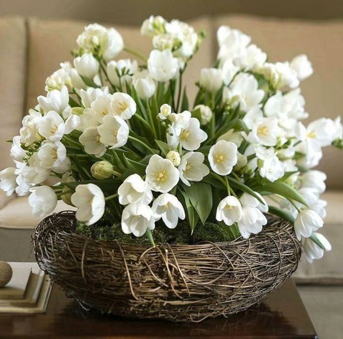 Påsk dekoration blommor korg vas krokusar vit bo idé