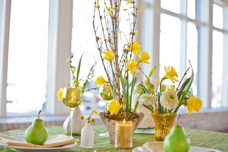 Påskbord dekoration vår-påsklilja-forsythia grenar-päron-tallrik