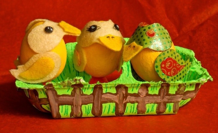 Påskhantverk-äggkartonger-färg-äng-påskägg-fåglar-filt-hantverk-idé