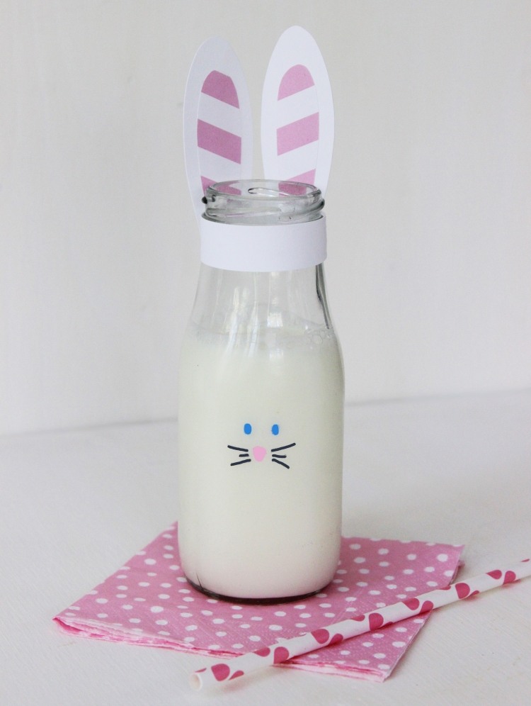 Påskhantverk-barn-juiceflaska-mjölk-halm-kanin-vit-rosa