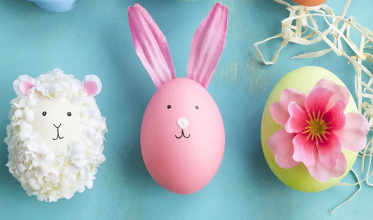 Påsk-pyssel-med-barn-dekorera-påsk-ägg-liten får-kaninblomma