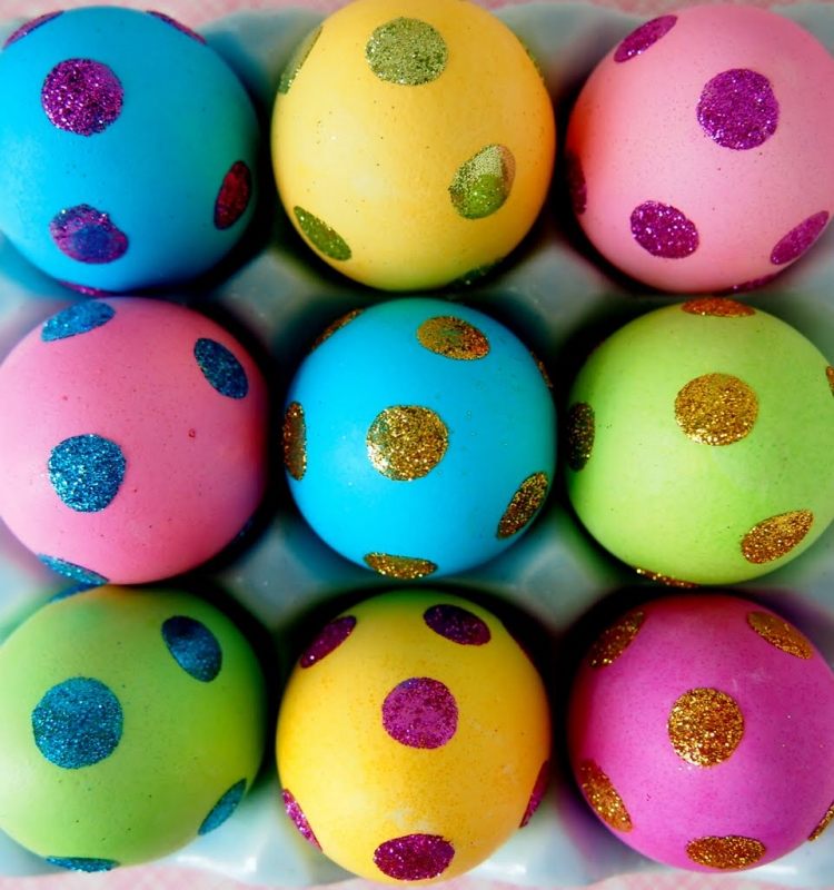 Påskhantverk-barn-ägg-färger-glitter-lim-färgglada-äggkartong
