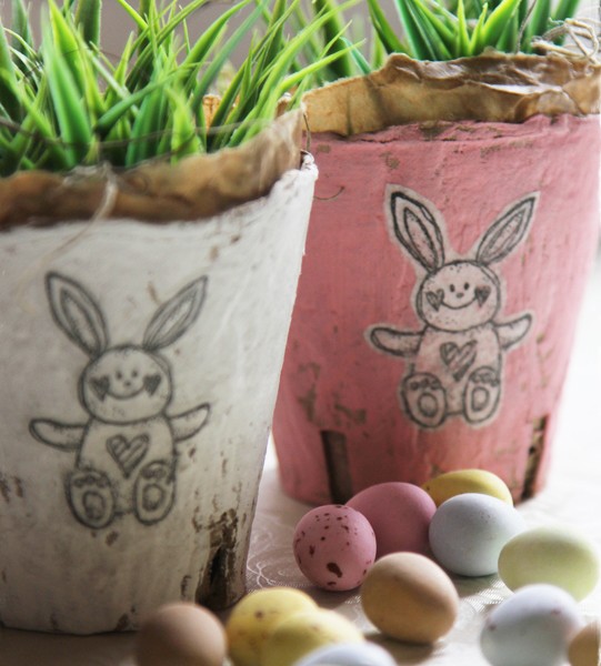 Påskhantverk med barnidéer lerkrukor dekorerar kaniner gräs