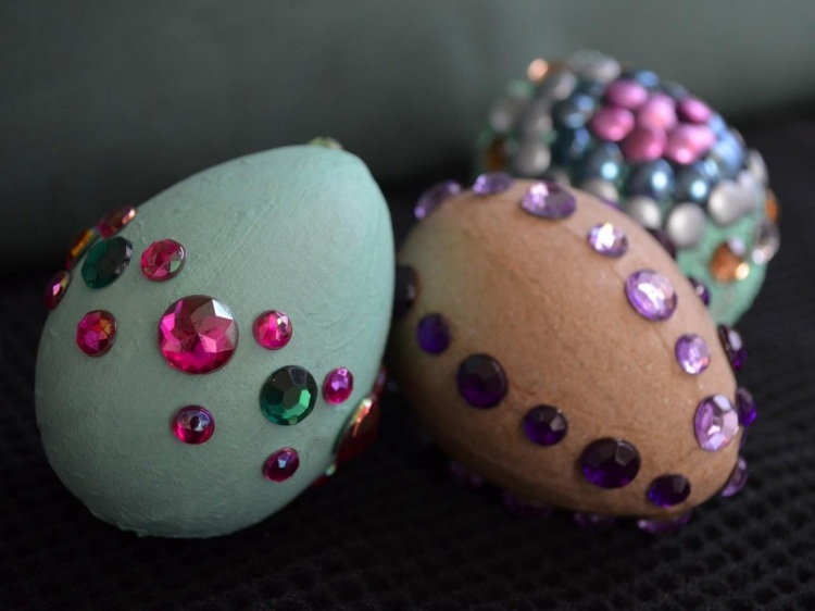 Påskhantverk-med-barn-påsk-ägg-glitter-idéer