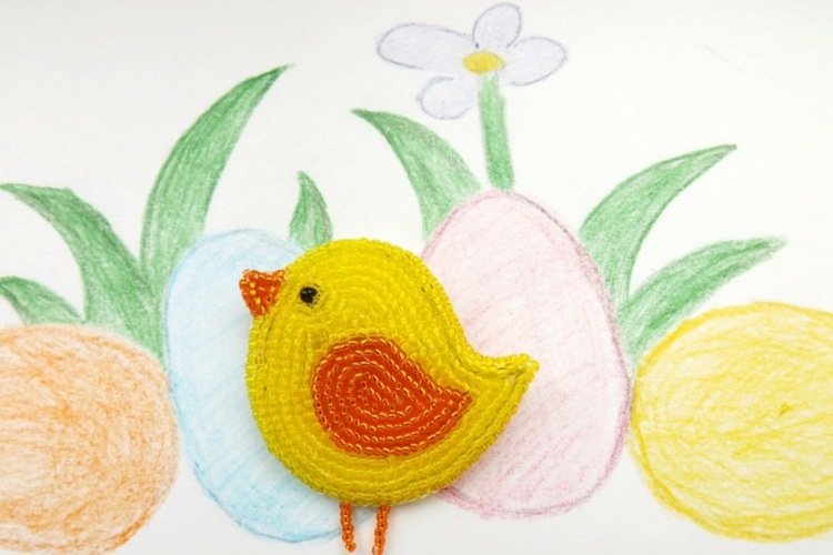 Påskhantverk-med-barn-målning-påsk-ägg-kyckling-dekoration