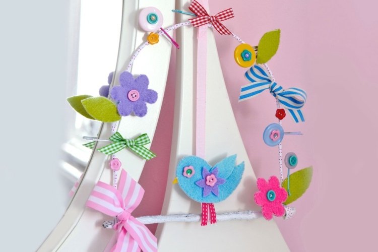 Påskhantverk-med-barn-vår-dekoration-fåglar-blommor-krans-filt