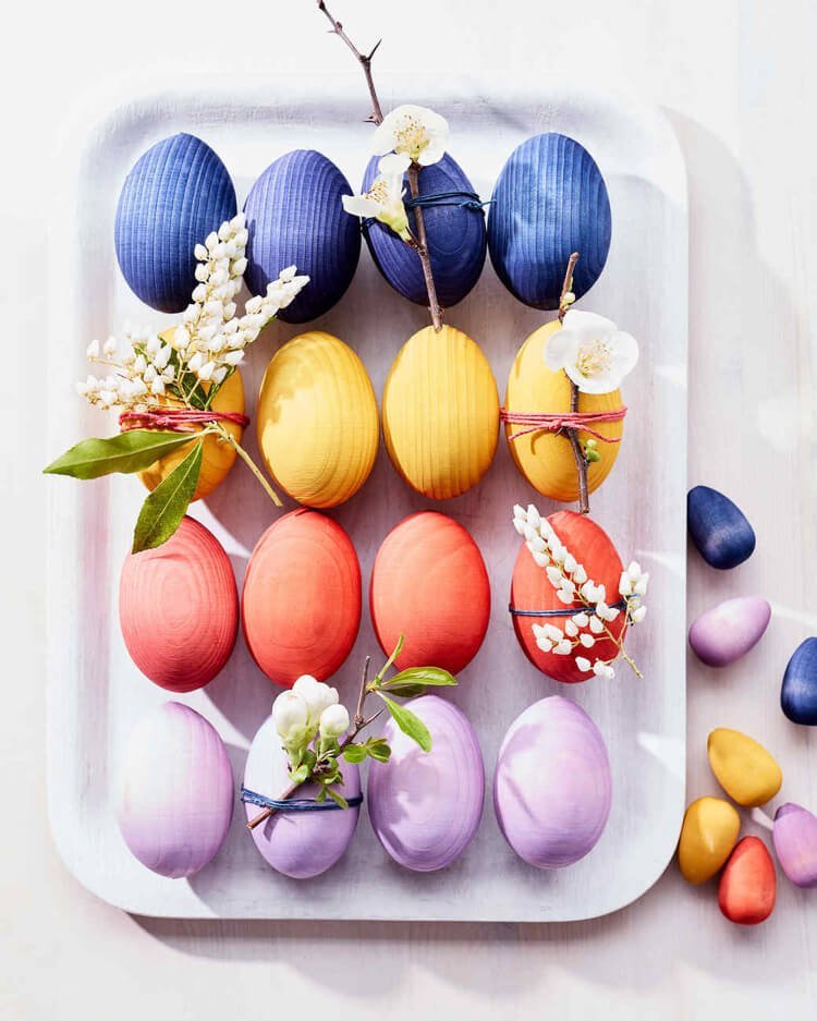 Färga påskägg och dekorera med färska blommor Idéer för färgglada dekorationer med barnen
