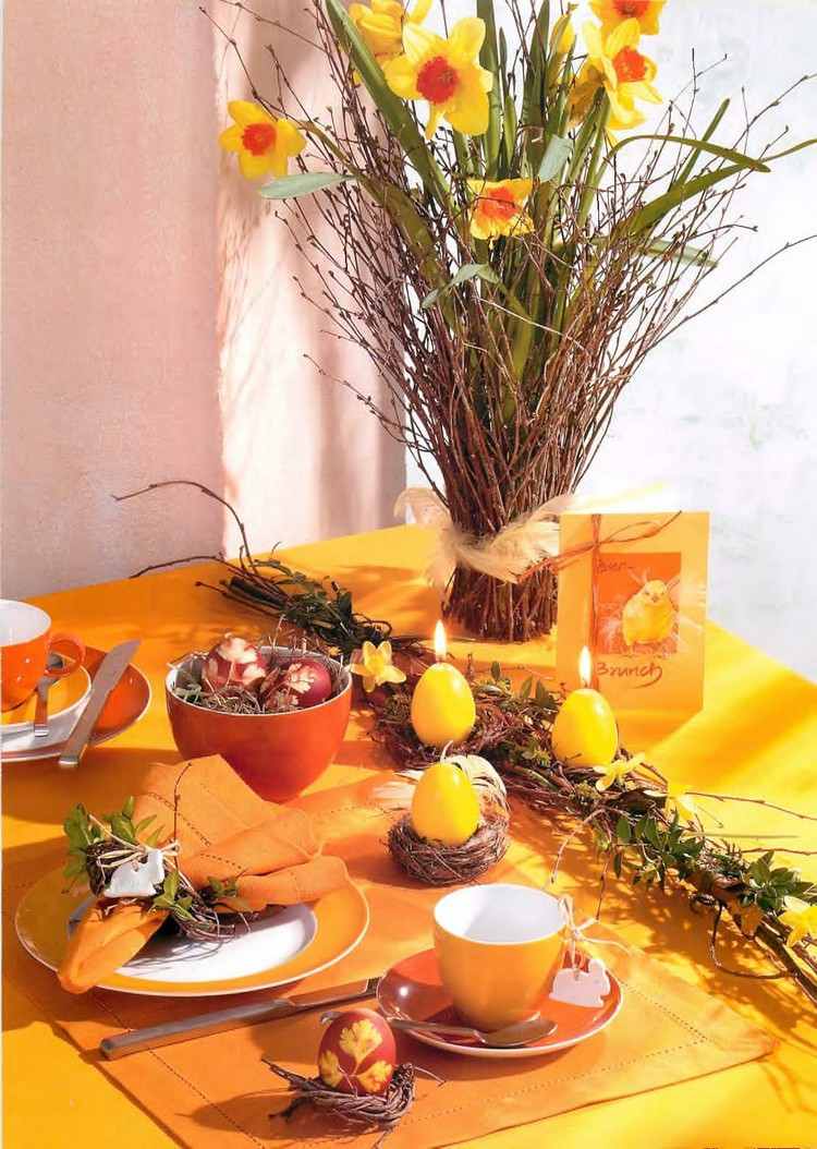Påskbrunchidéer apelsin-dekorationer-pilnaglar-påskliljor-ljus-äggform