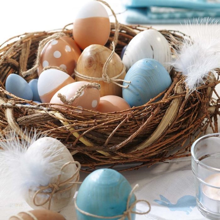 Bordsdekoration-med-påskägg-fjädrar-blå-vita-designidéer-påsk