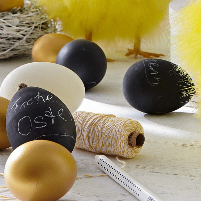 snygg-dekoration-påsk-ägg-målning-svart-guld-märkt