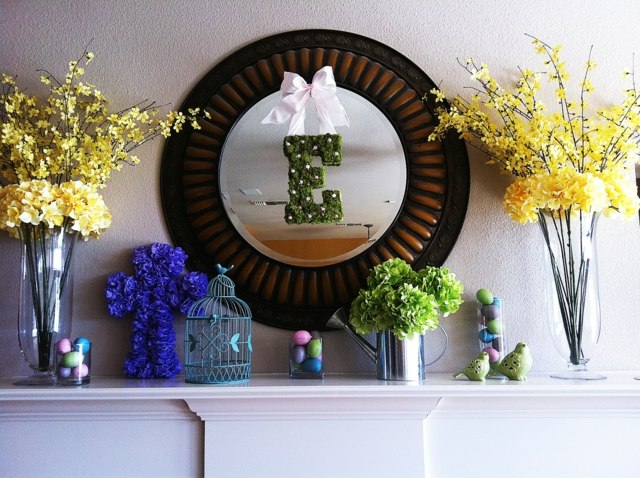 Fågelhus som målar gula blommor påskägg