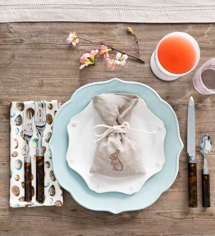 Påskdekoration-pyssla-bord-dekoration-fylld väska-kanin-pastellfärger-babyblå
