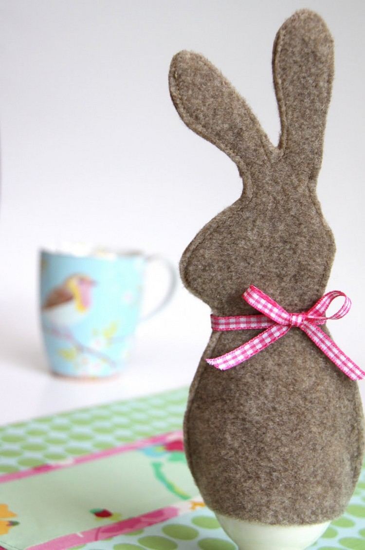 påsk-dekoration-sy-ägg-varmare-kanin-brun-filt-tyg