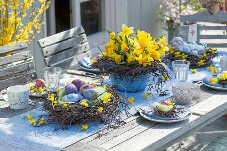 Gör ditt eget påskarrangemang med påskliljor och bo för påskbordet på terrassen