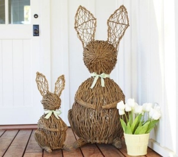 tinker med kaninfigurer dekorerar huset och trädgården för våren påsk