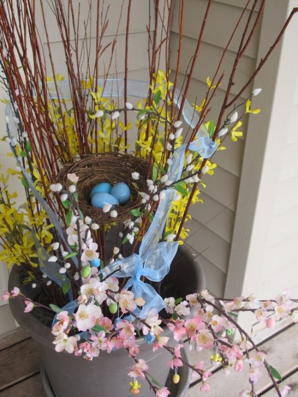 Återskapa enkla dekorationsidéer med en buskdekoration påskkorg