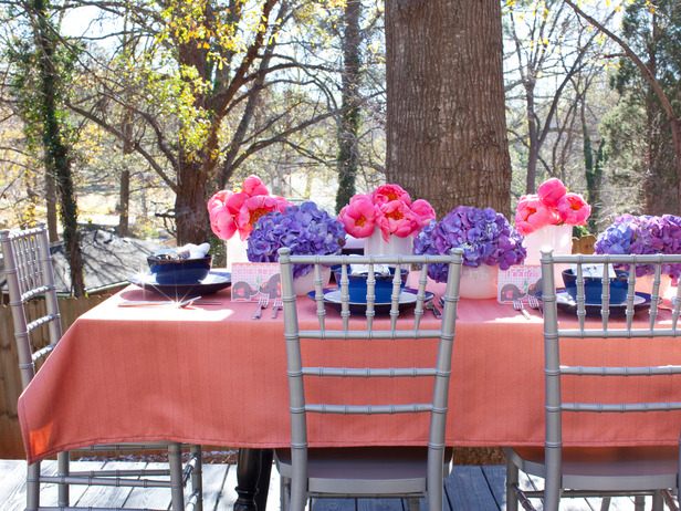 påsk dekoration utanför bordet trädgård blommor rosa lila