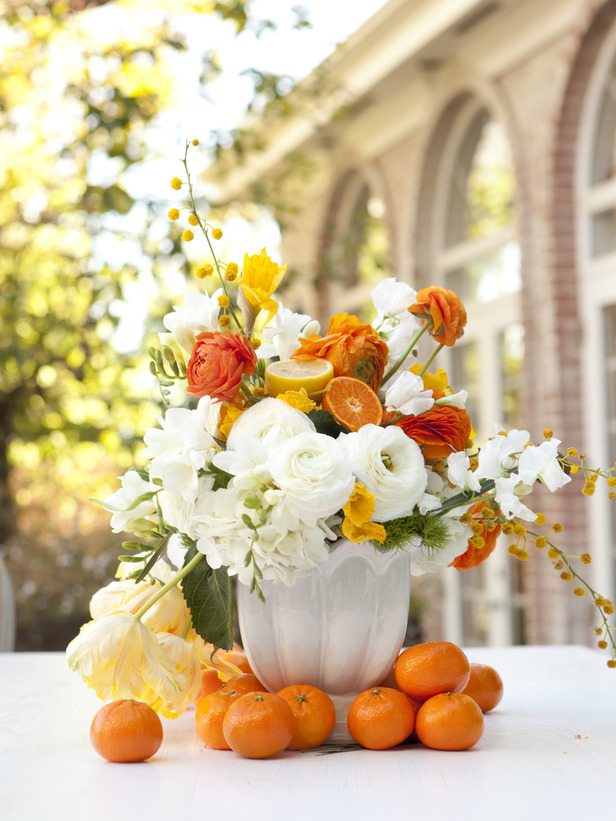 påsk dekoration idéer apelsiner vita pioner citroner