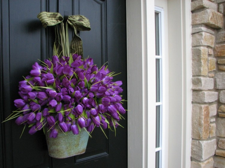 påsk dekoration idéer dörr-dekorera-tulpaner-lila-hink-original-rustik