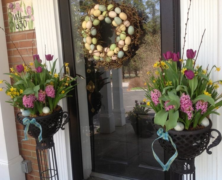 Påsk-dekoration-utanför-hus-dörr-vår-blommor-dörr-krans-påskägg