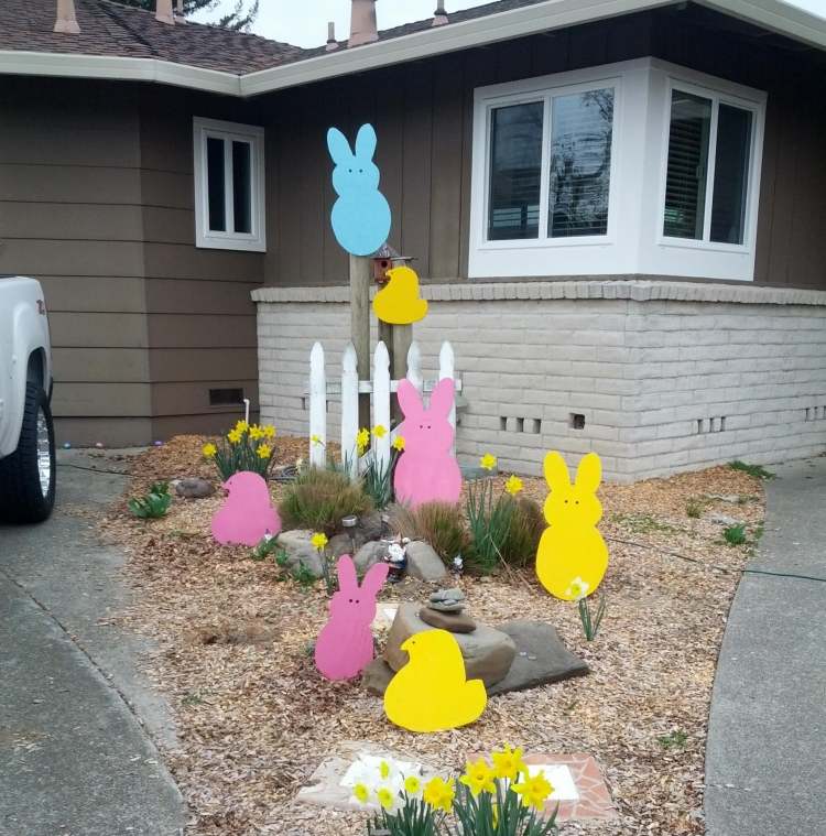 Påskdekoration i trädgården-idéer-utanför-kaniner-kycklingar-rosa-blå-gul