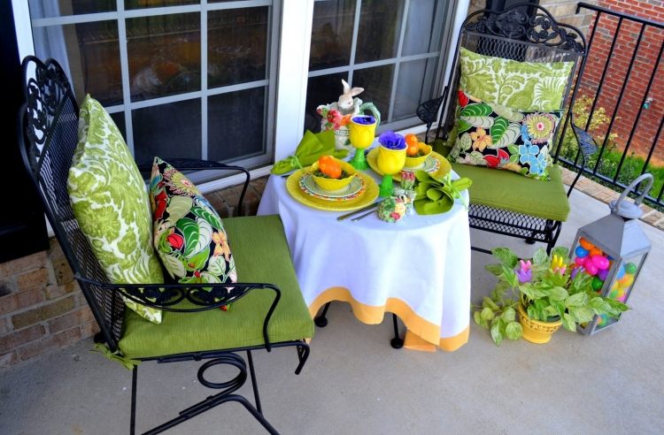 påsk-dekoration-utanför-veranda-sittbord-dekoration-färgglada-rätter