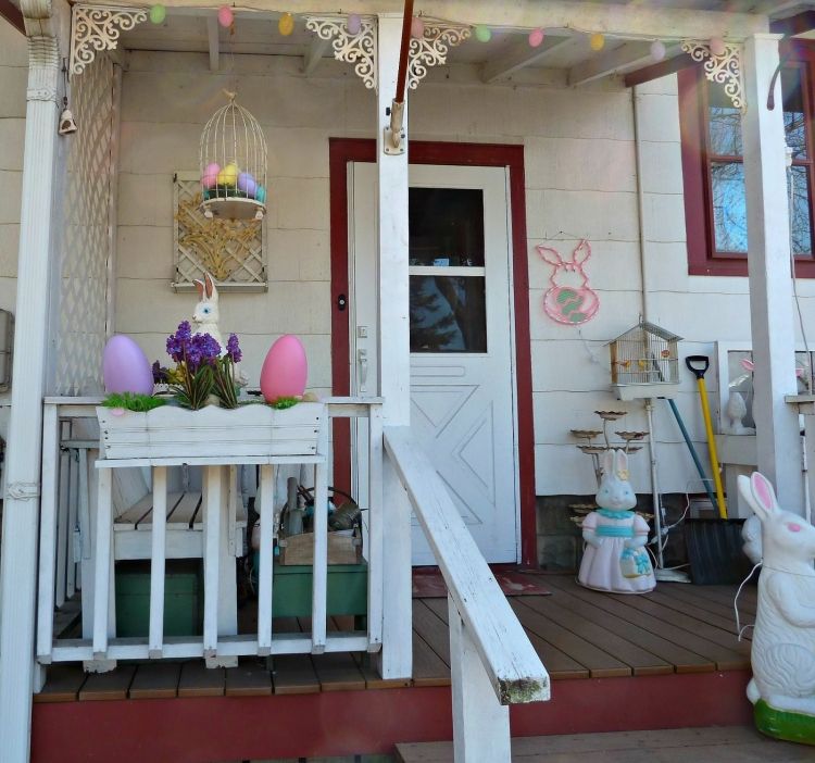 Påskdekoration-utsida-veranda-ägg-krans-blomma-låda-fågelbur