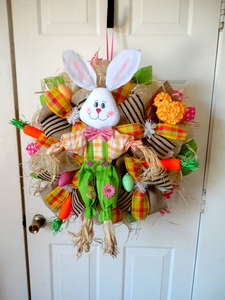 påsk-dekoration-utanför-dörr-krans-kanin-docka