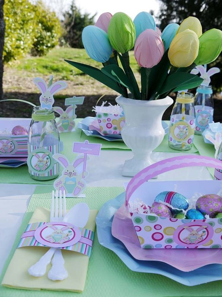 påsk-dekoration-utanför-bord-dekoration-papper-tulpaner-barn-ägg-jakt