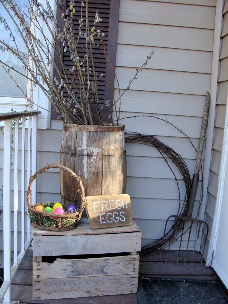 påskdekoration-trädgård-idéer-utanför-pilkatter-kvistar-fat-korg-ägg